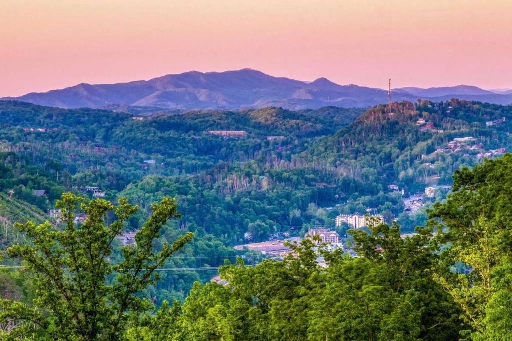 Mountain Bliss: Estate W/ Views~Firepit~Hot Tub~Gburg 5Min~3 Pools Villa Gatlinburg Luaran gambar