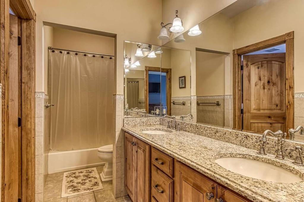 Mountain Bliss: Estate W/ Views~Firepit~Hot Tub~Gburg 5Min~3 Pools Villa Gatlinburg Luaran gambar